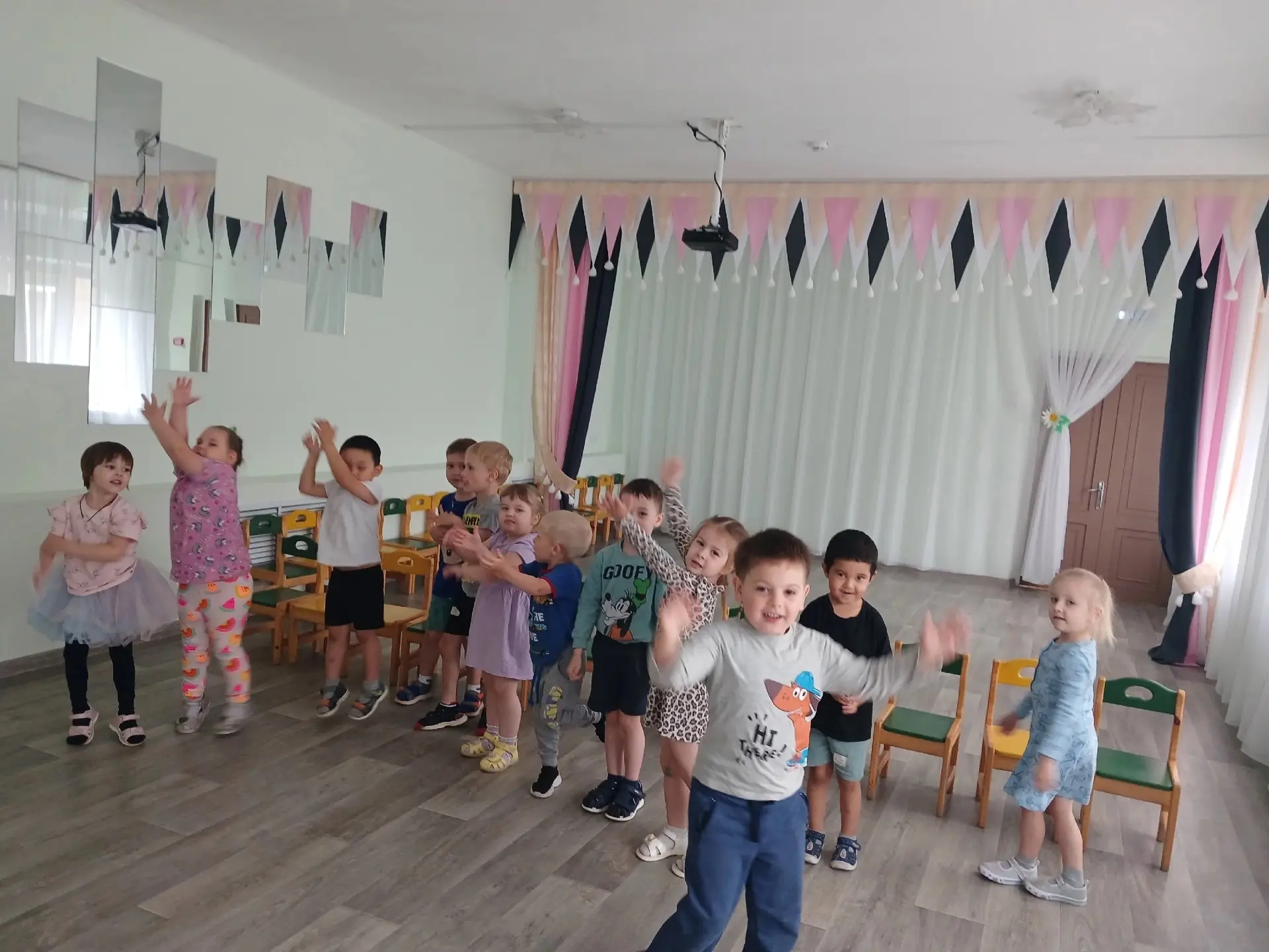 🤗Уважаемые родители! 
 
❤Вот и подошёл к концу год занятий по логоритмике в нашем ДОУ. За это время