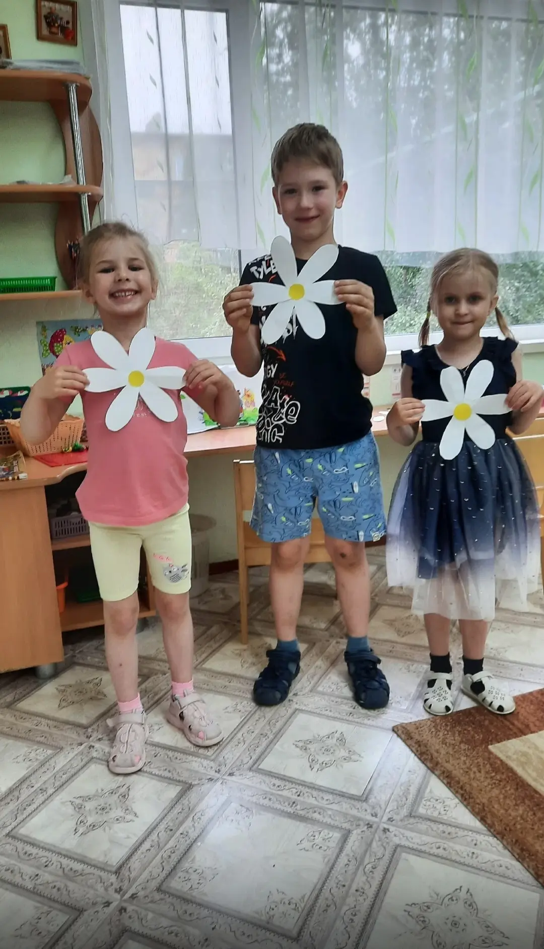 Лепестки добра и тепла 🌼❤️

В преддверии Дня семьи, любви и верности наши маленькие волшебники прев