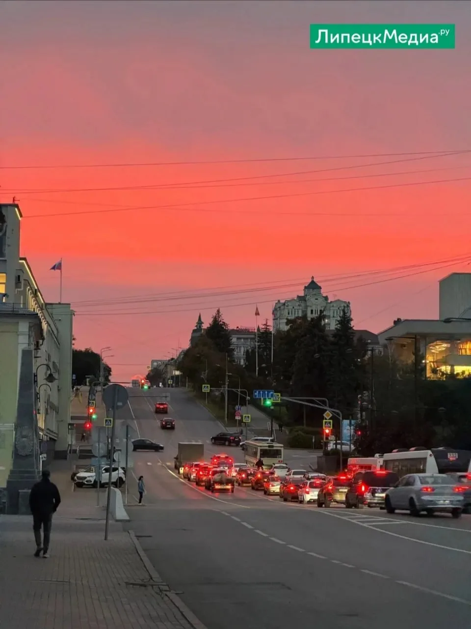 🌇 «Пусть в твои окна смотрит беспечный розовый вечер» — шикарный закат окрасил пятничн...