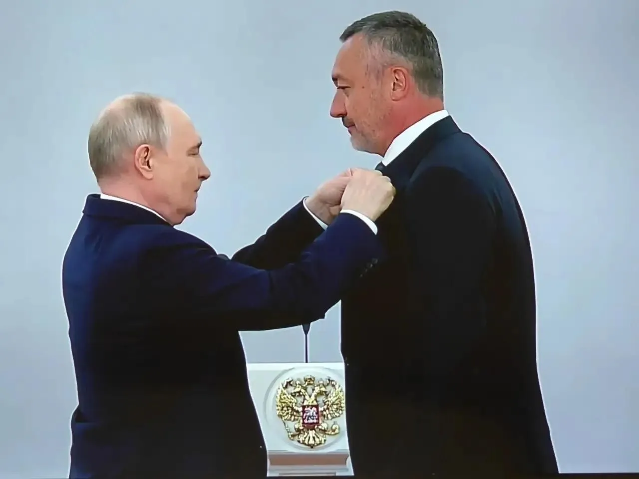 Виктор Алексеенков — персонаж, тесно связанный с депутатом Госдумы от «Единой России», «профсоюзнико