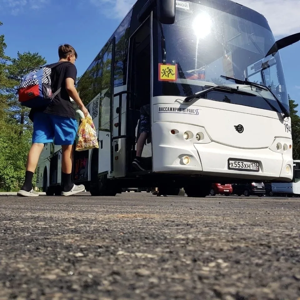 Летом в лагерь: Пассажиравтотранс помогает юным петербуржцам отправиться на каникулы. У...