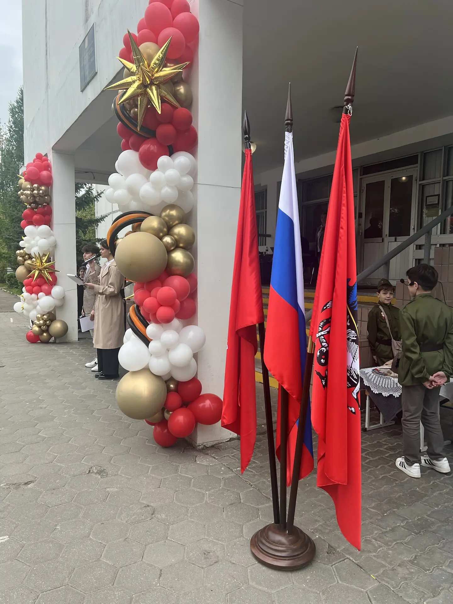 🕊️ДЕНЬ ПОБЕДЫ 🕊️  Мы встречаем день Победы, Он идёт в цветах, знамёнах. Всех героев мы сегодня Назыв