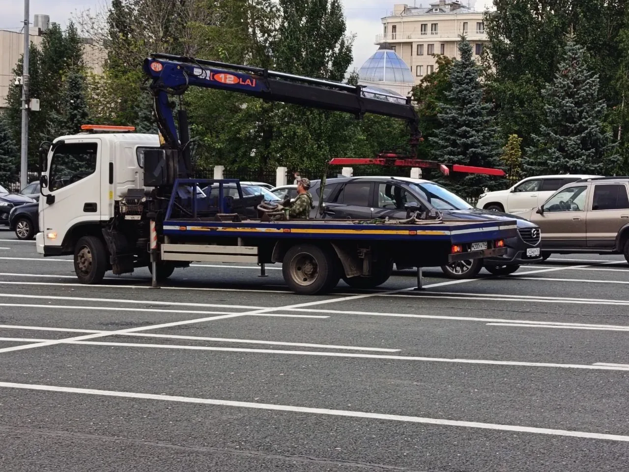 🚨 Массовая эвакуация авто с площади Куйбышева: работают «как конвейер»