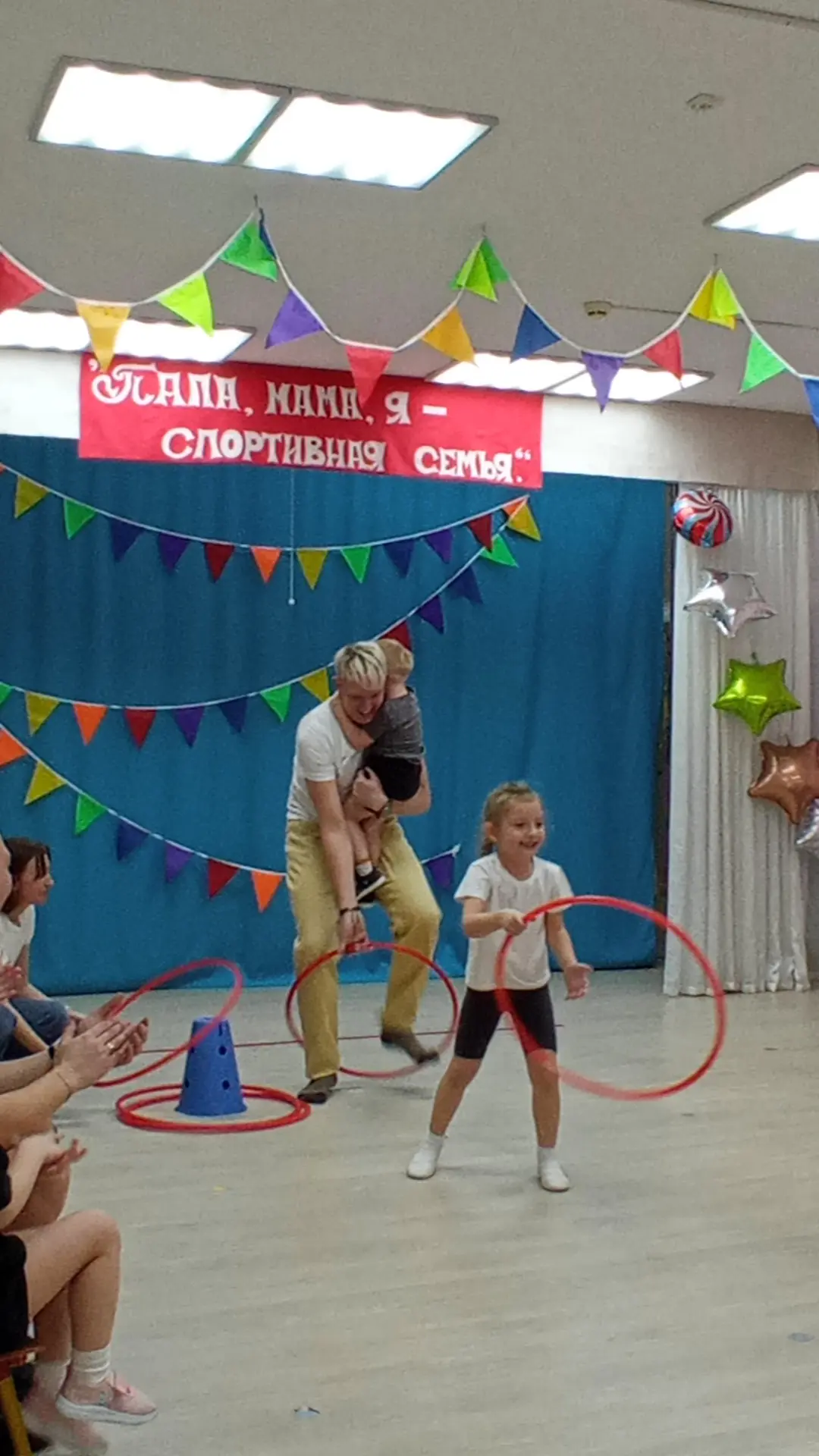 Внук в нагрузку) малыш совсем не захотел идти в свою группу и дедушка решил взять внука...