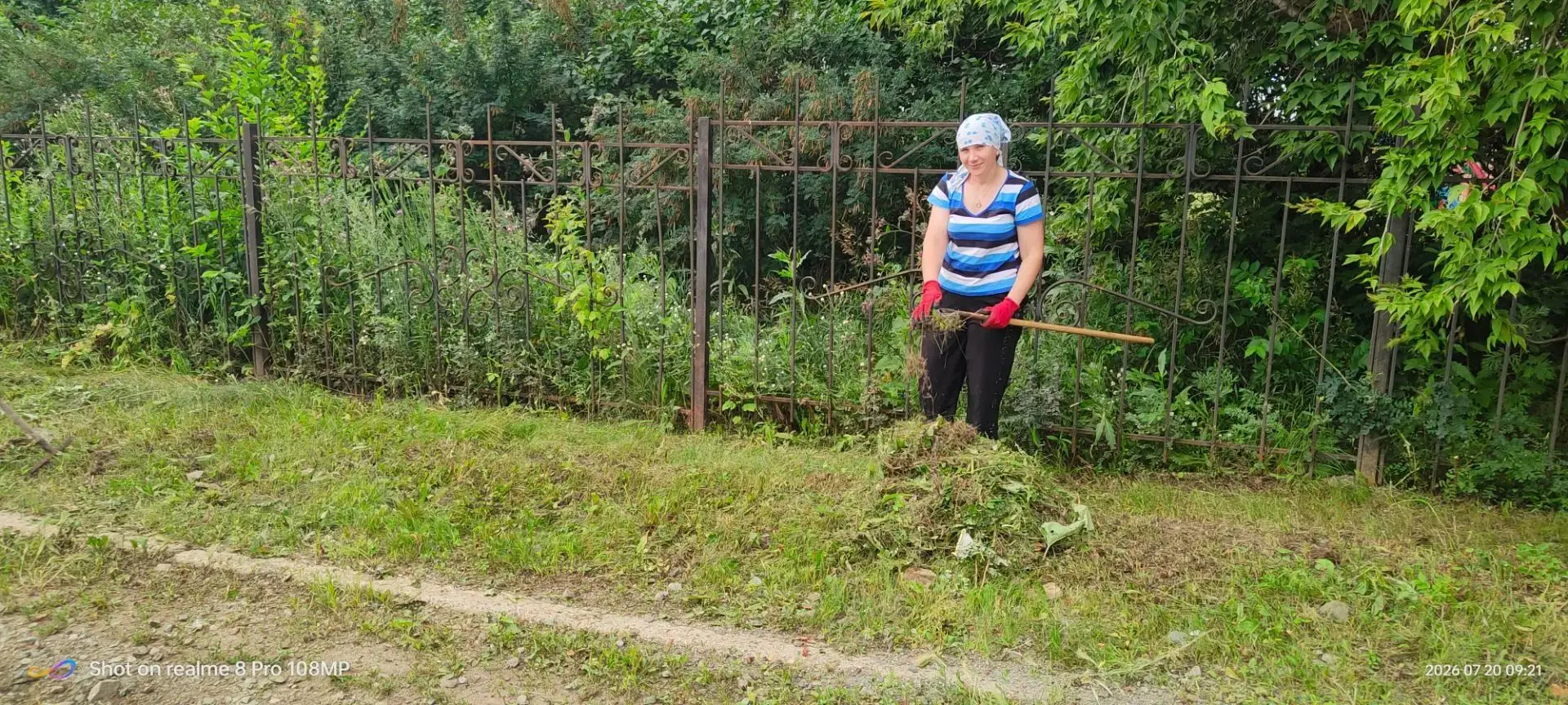 Сотрудники нашего детского сада «Тополек» активно приняли участие в субботнике, организованном в сел