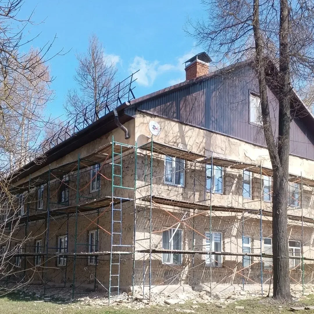 🏗 В Калуге продолжается капитальный ремонт фасада дома по ул. Московская, 233