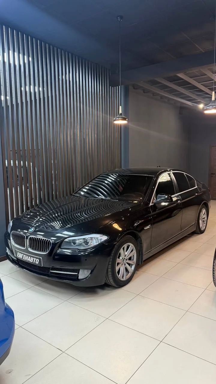 BMW 5 F10 - классика бизнес-седана: строгий внешний вид, комфортный салон и приятная управляемость, 