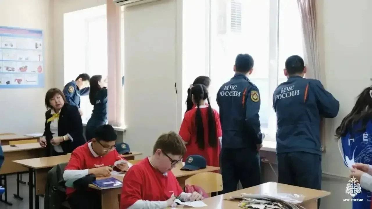 🕊️ В рамках Всероссийской акции «Окна Победы» активисты Движения Первых из 6 «в» и 6 «г» классов при