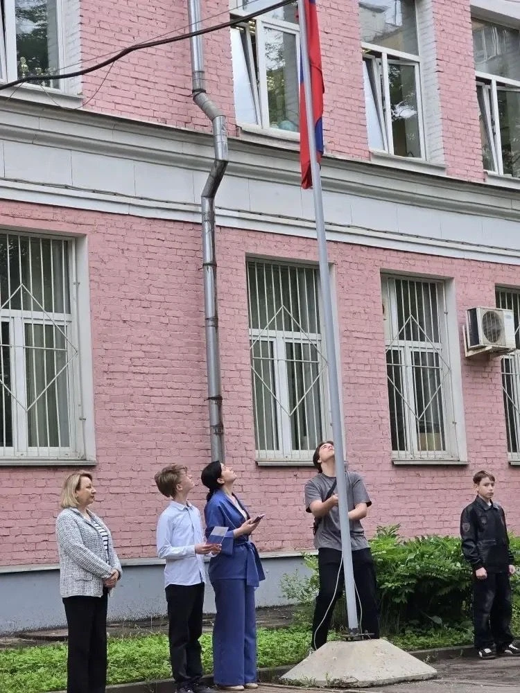 🇷🇺Каждый понедельник собирает наших учеников на торжественную церемонию поднятия флага Российской Фе