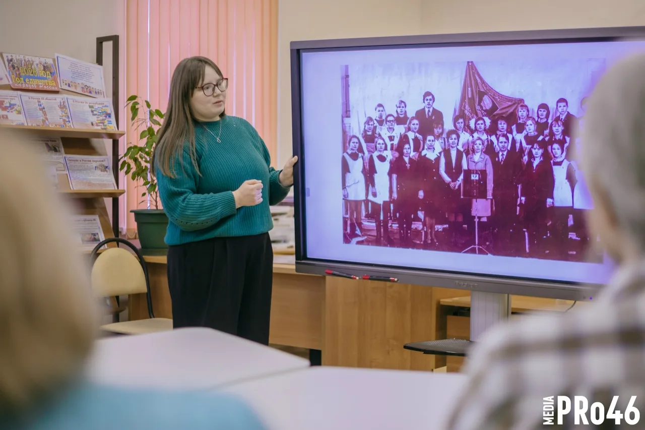 🏫 Спустя десятилетия — снова домой
В школу вернулись выпускники 1970 года. Да, здание изменилось, к