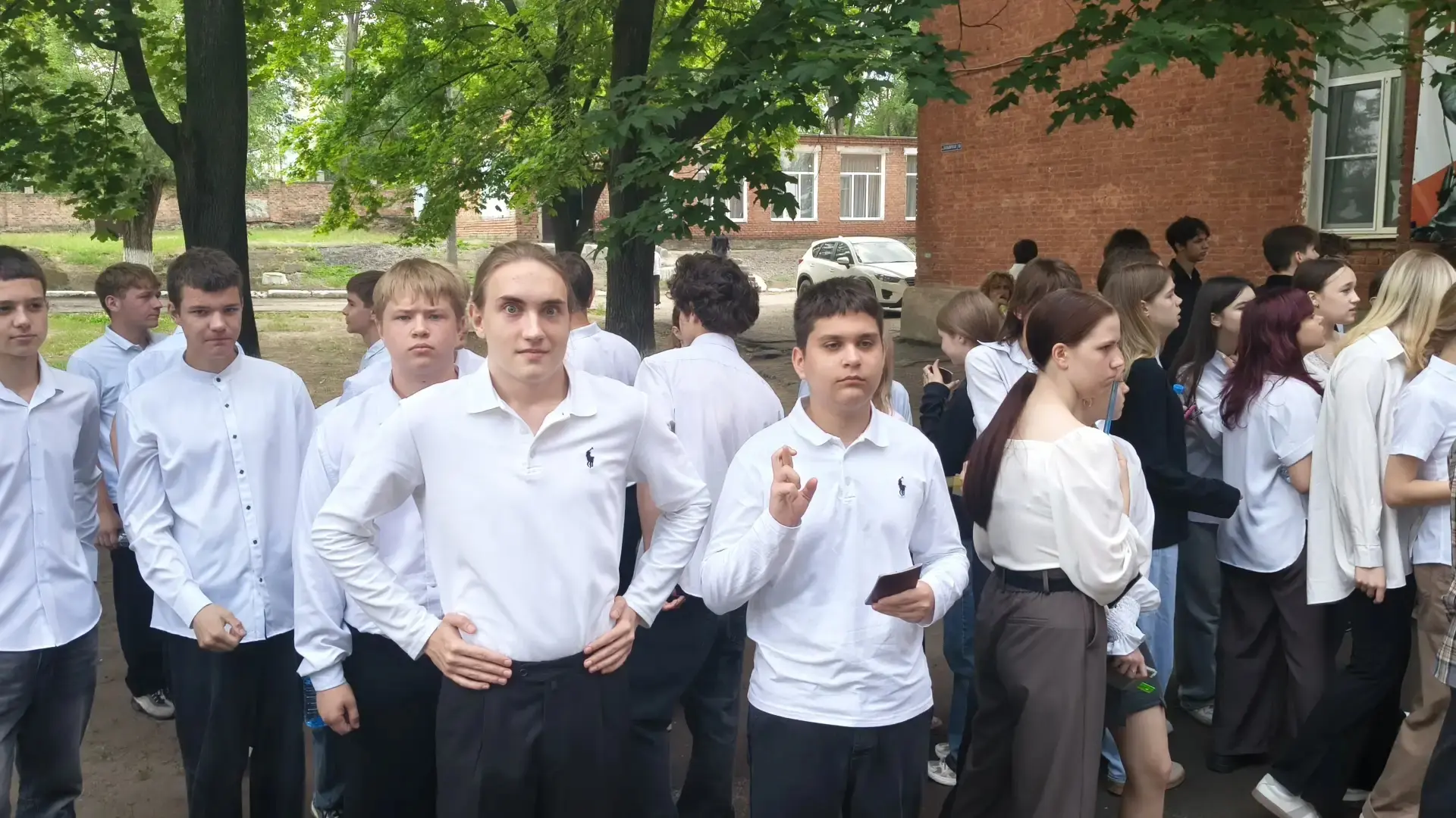 Сегодня особенный день! 🎓✨
Наши девятиклассники выходят на финишную прямую — прямо сейчас они сдают