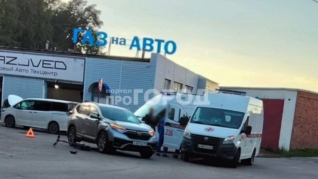 В Чебоксарах на улице Лесной произошло столкновение кроссовера с водителем самоката.