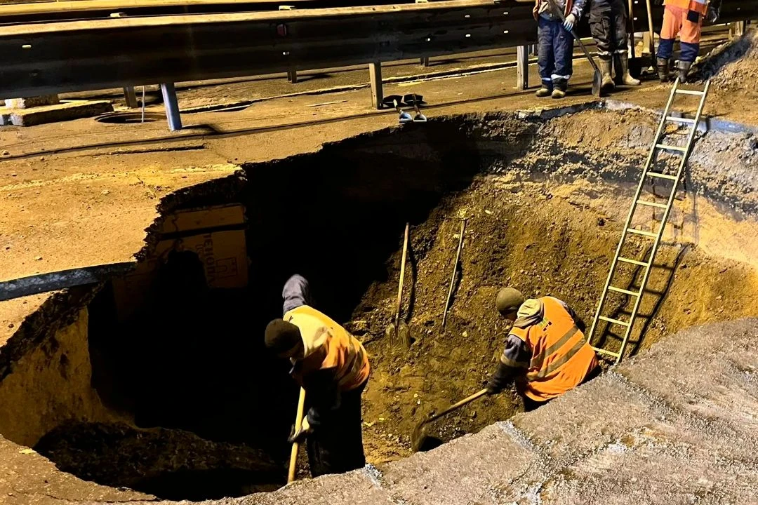 Дорожники будут устранять провал асфальта на КАД возле Мурино круглосуточно