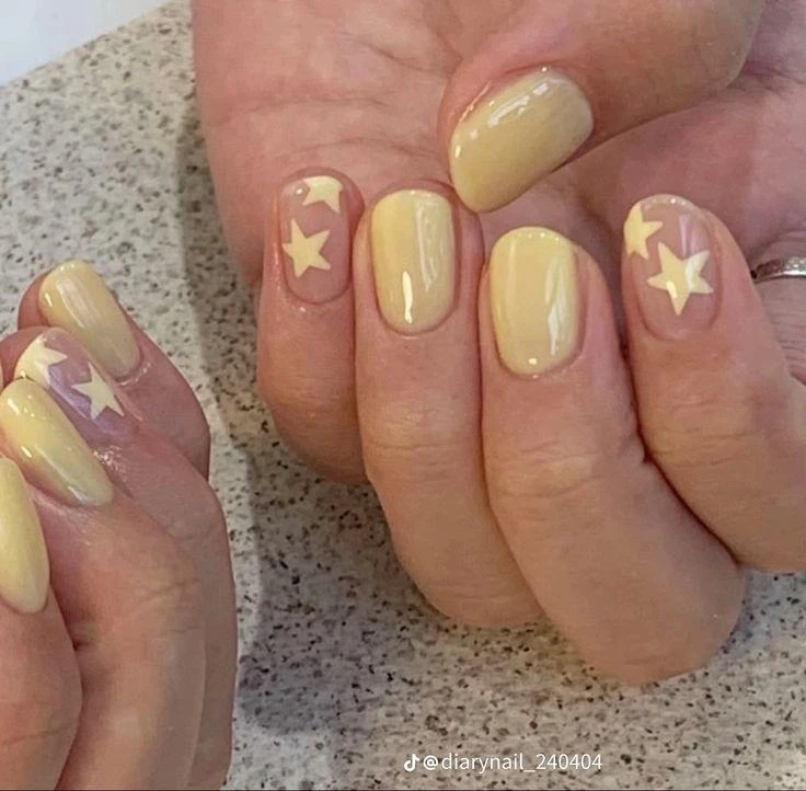 Желтые ногти

💅 Маникюр