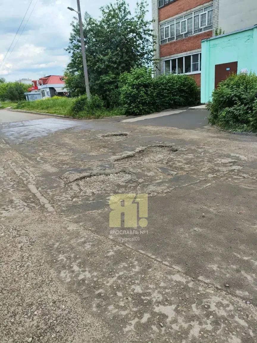 На улице Невского, 3 пожаловались на ямы на дороге
