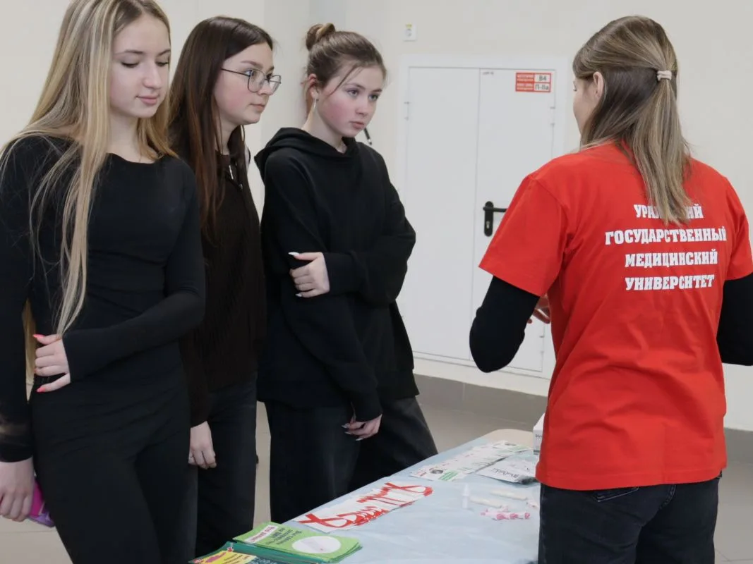 ✨В Центре образования «Аксиома» прошло выездное профориентационное мероприятие от УГМУ!   На сцене п