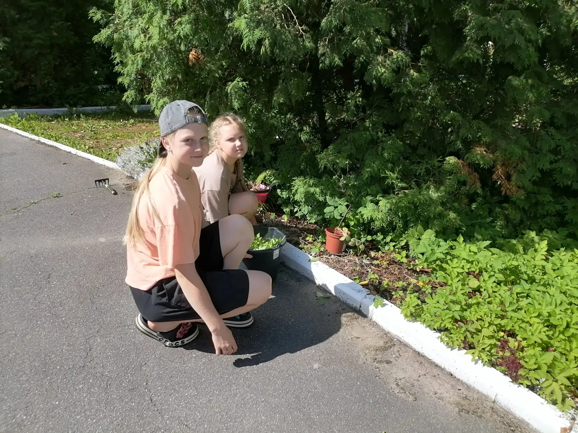 🌱 Волонтеры движения "Формула добра" продолжают уборку территории 💪✨