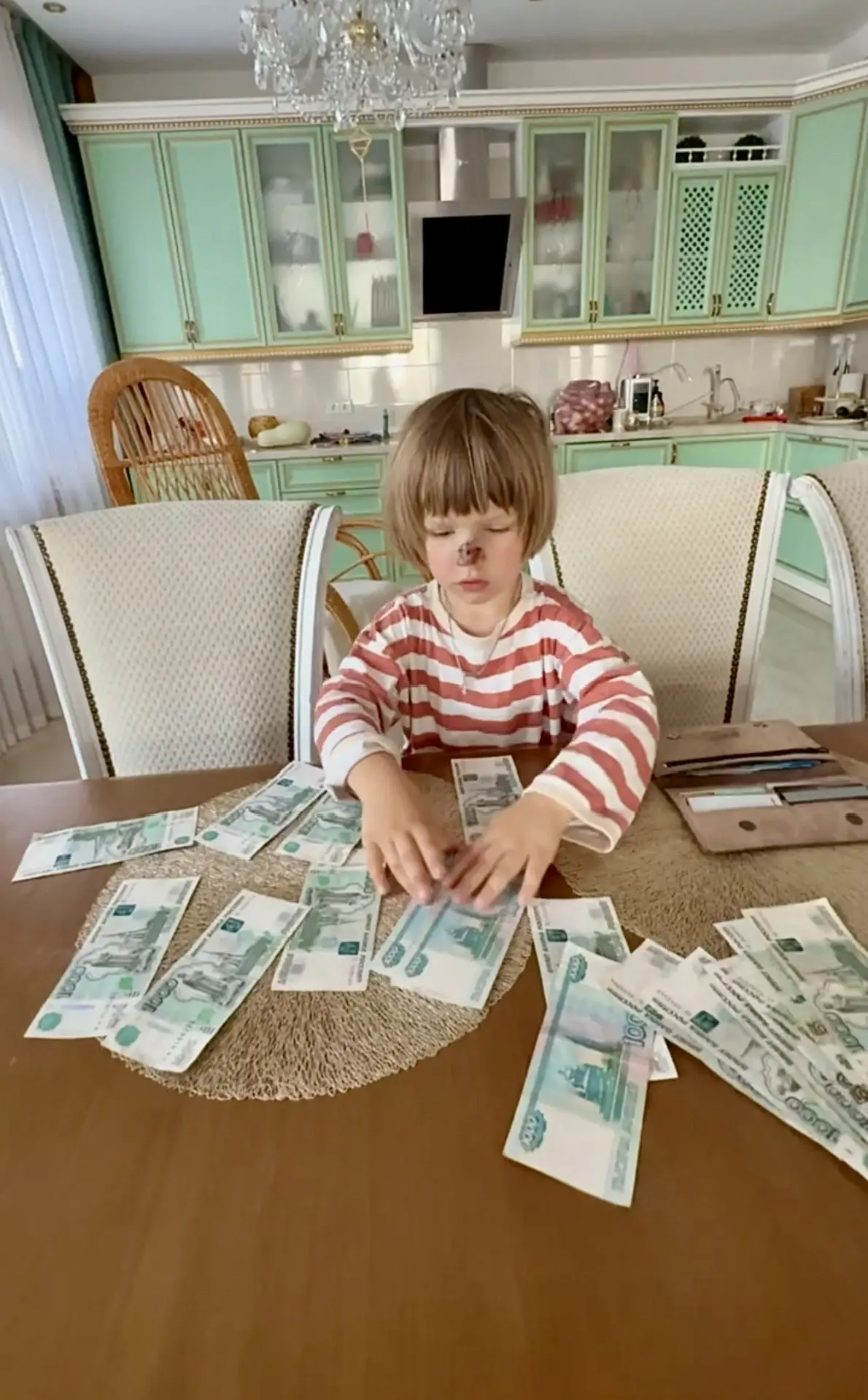 Почему надо учить детей обращаться с деньгами с самого детства?