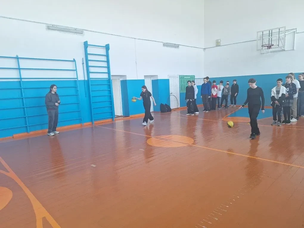 В рамках фестиваля "Люди как Люди" в Полозаозерской школе состоялись "Весёлые игры". В ходе мероприя