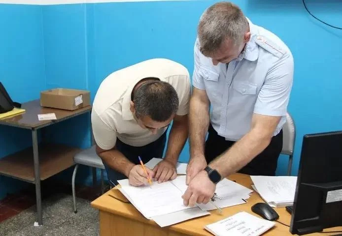 В Приморье депортировали иностранца на 5 лет за поддельные права, купленные в интернете