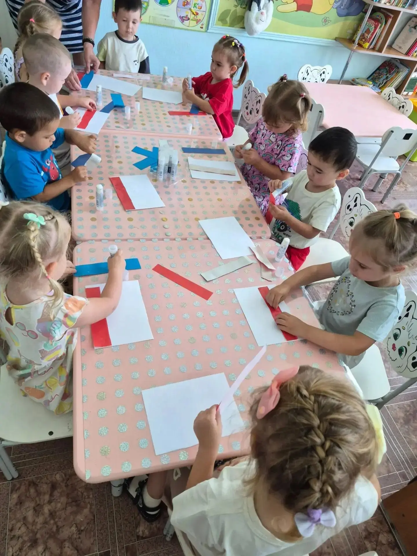 🖐️ «Флаг на ладошке», 🧩 «Триколор в деталях» и 🎨 «Рисуем мелом на асфальте» — наши ч...