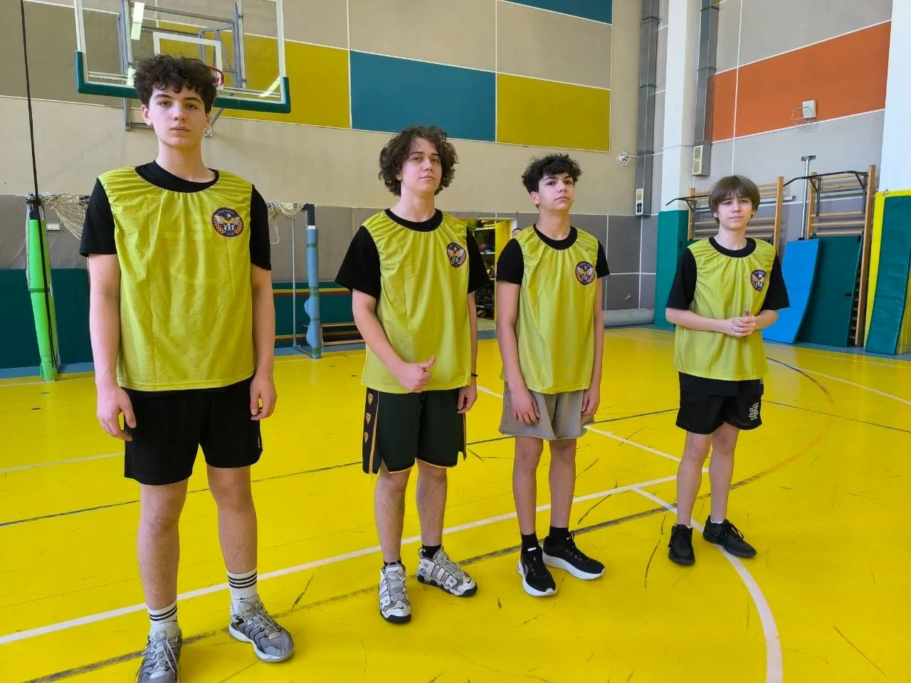 🏀 Сегодня в школьном спортзале прошла очередная встреча турнира по баскетболу на «Кубок директора». 