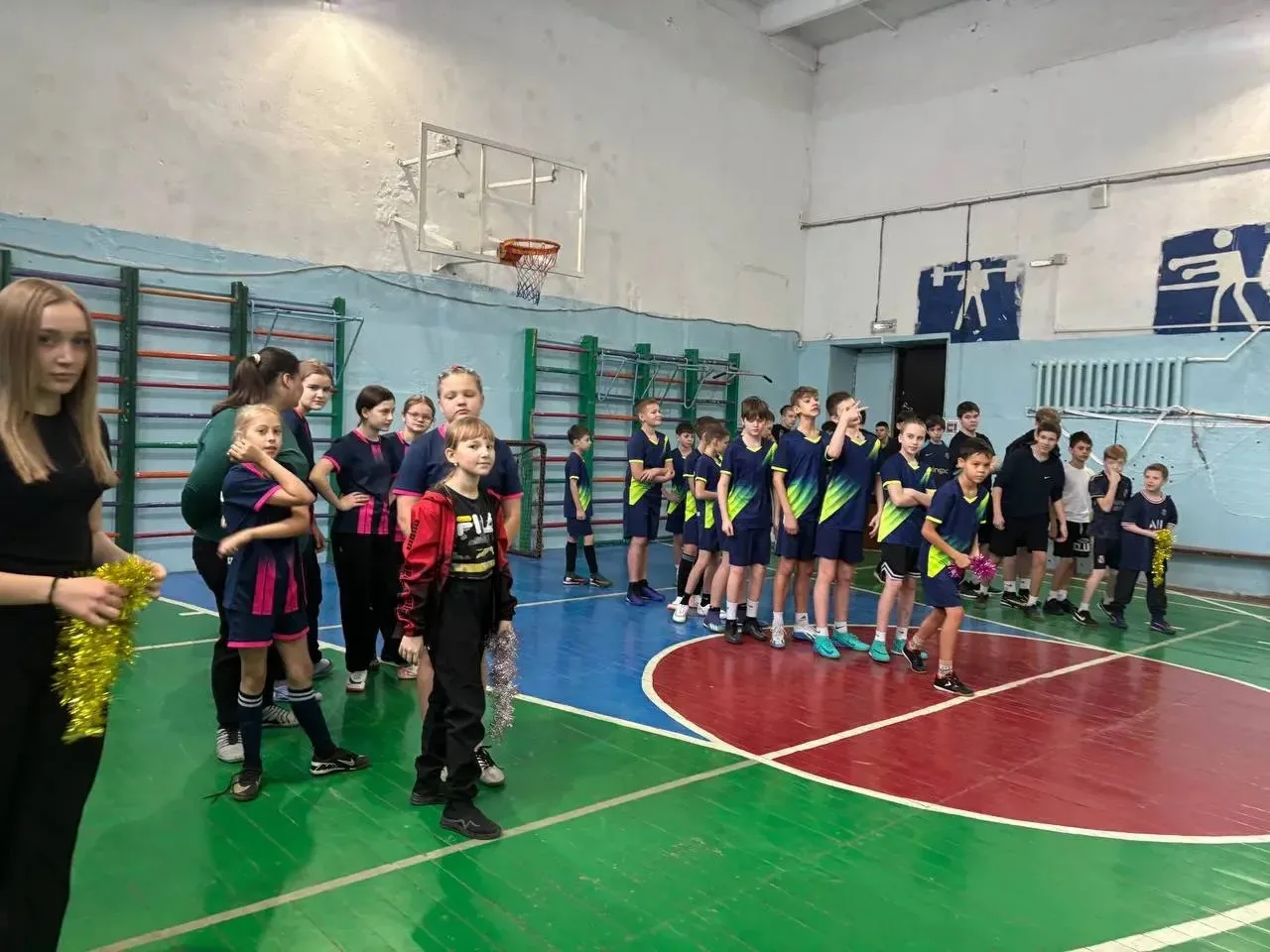 ЗАБЕГИ, ГОЛЫ И НОВОГОДНИЙ ДРАЙВ! 🎄⚽️  В нашей школе грянули Рождественские спортивные баталии! Это б
