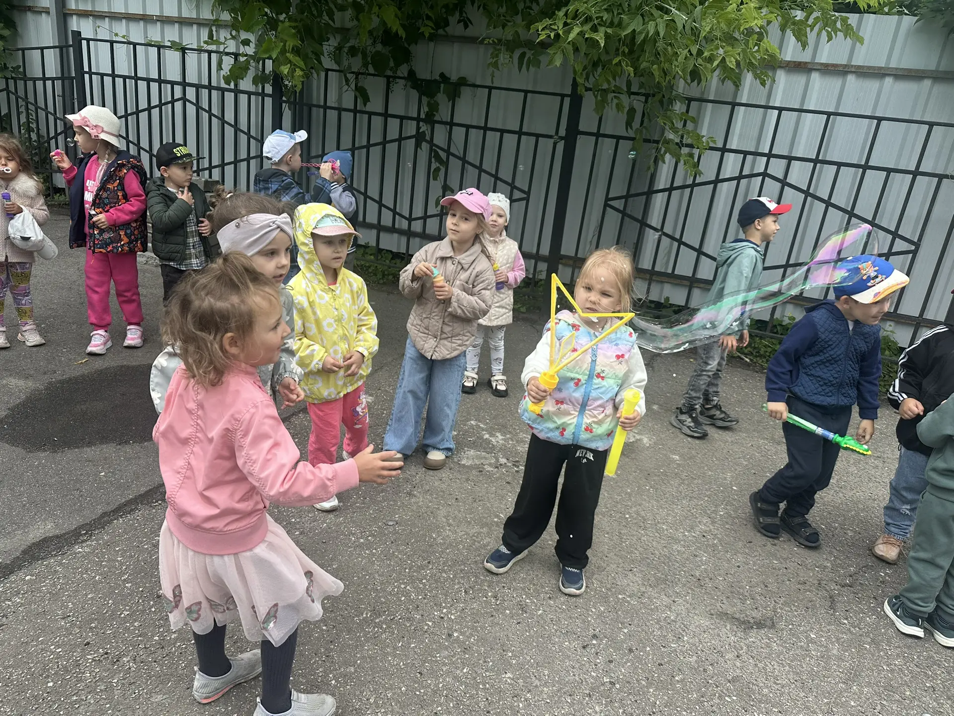 🌈День мыльных пузырей в детском саду: радость, смех и волшебство!

В детском саду прошёл удивительн