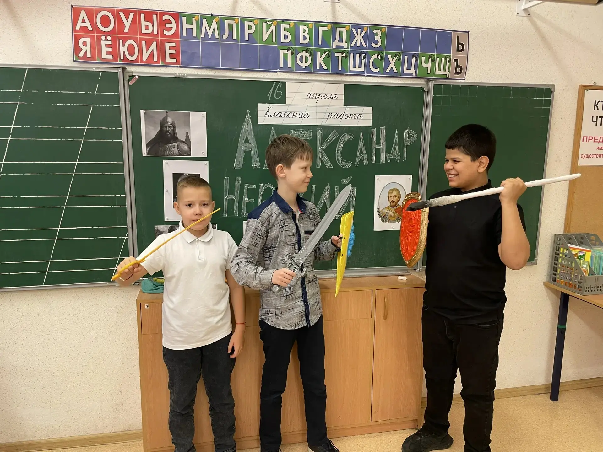 ⚔️ 4И: исторический поединок, посвящённый Александру Невскому  В 4И классе прошёл необычный историче