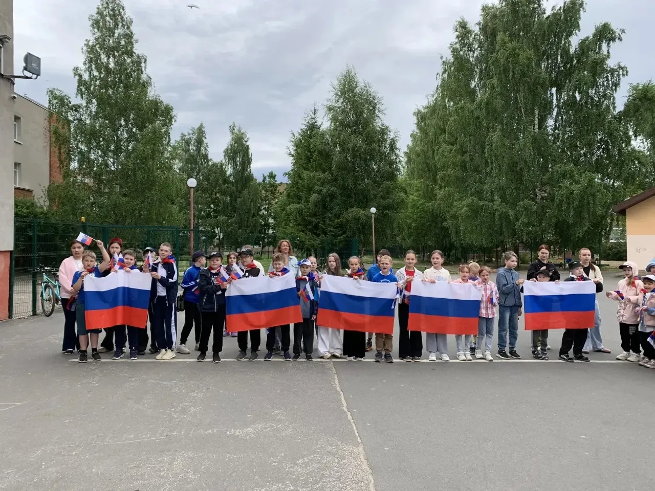 В честь государственного праздника, Дня России, который ежегодно отмечается 12 июня, в пришкольном л
