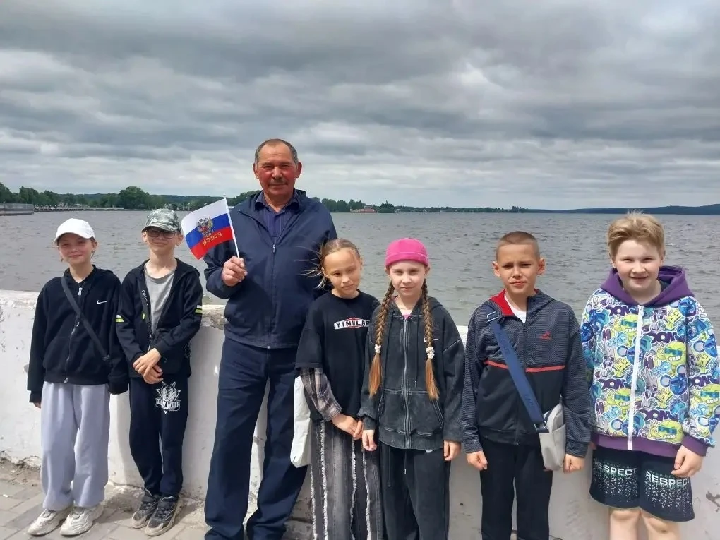 🇷🇺С любовью к своей стране! 

Сегодняшний предпраздничный день в школьном лагере начался с важной 