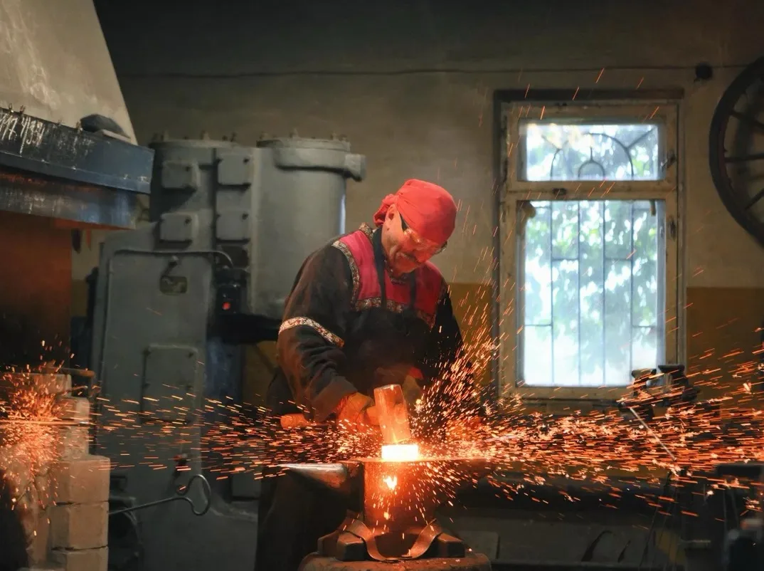 Спрос на кузнецов в России взлетел на 141%.

Кузнецы внезапно стали одними из самых востребованных р