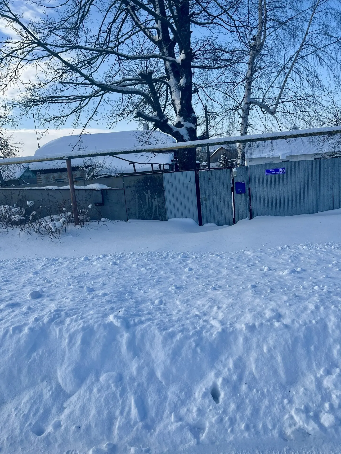 🙏Морозы отступили, и волонтеры продолжают бороться со снежной стихией!   ❄️🧹Воспитанники волонтерско