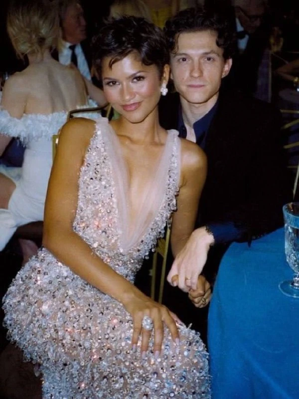 Awww, ну наши-то, на премии Emmy и вместе сидели и за руки держались и на камеру позиро...
