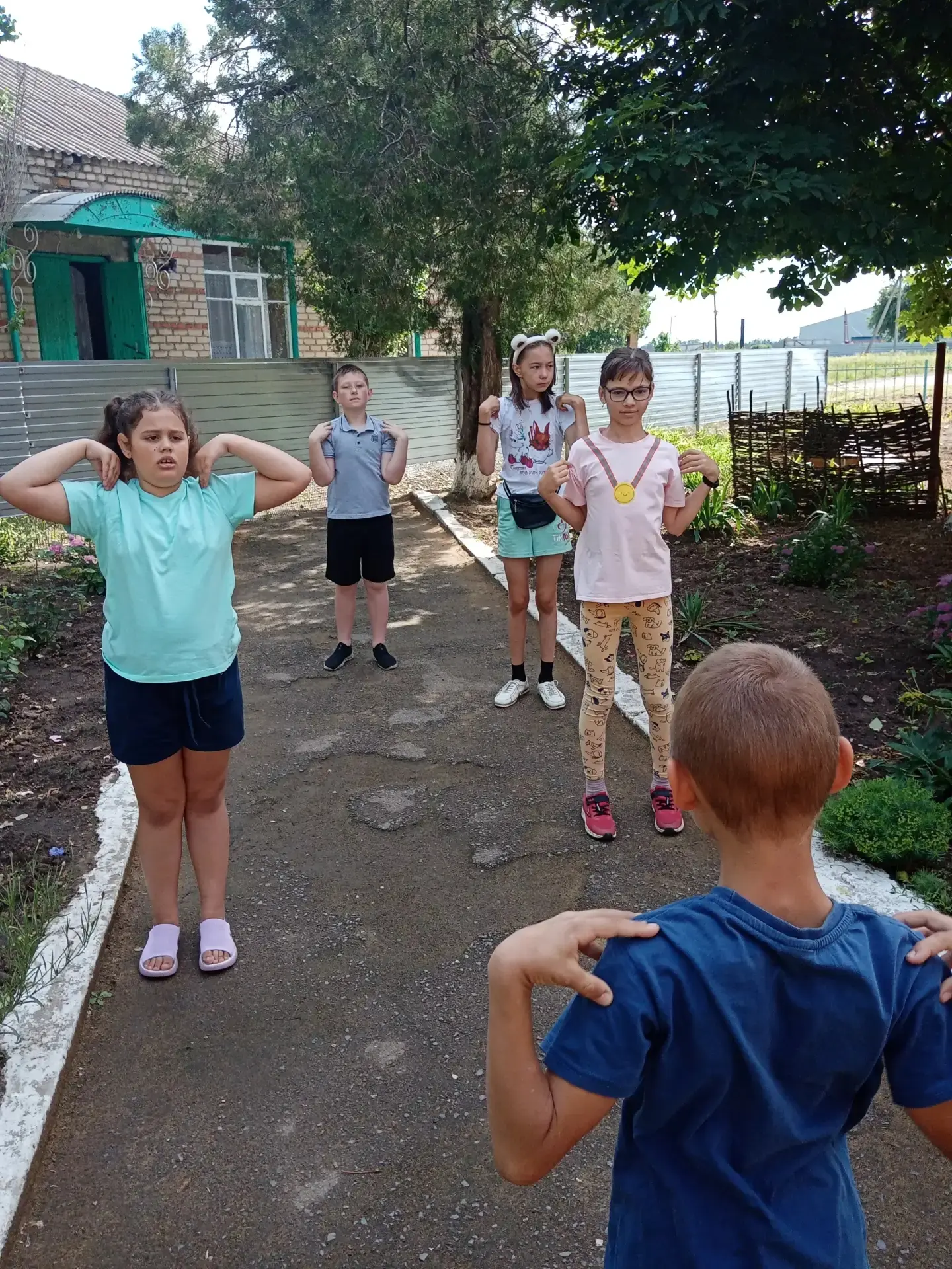 Очередной день в нашем пришкольном лагере промчался, словно мгновение! 🌞

Ребята зарядились бодрост