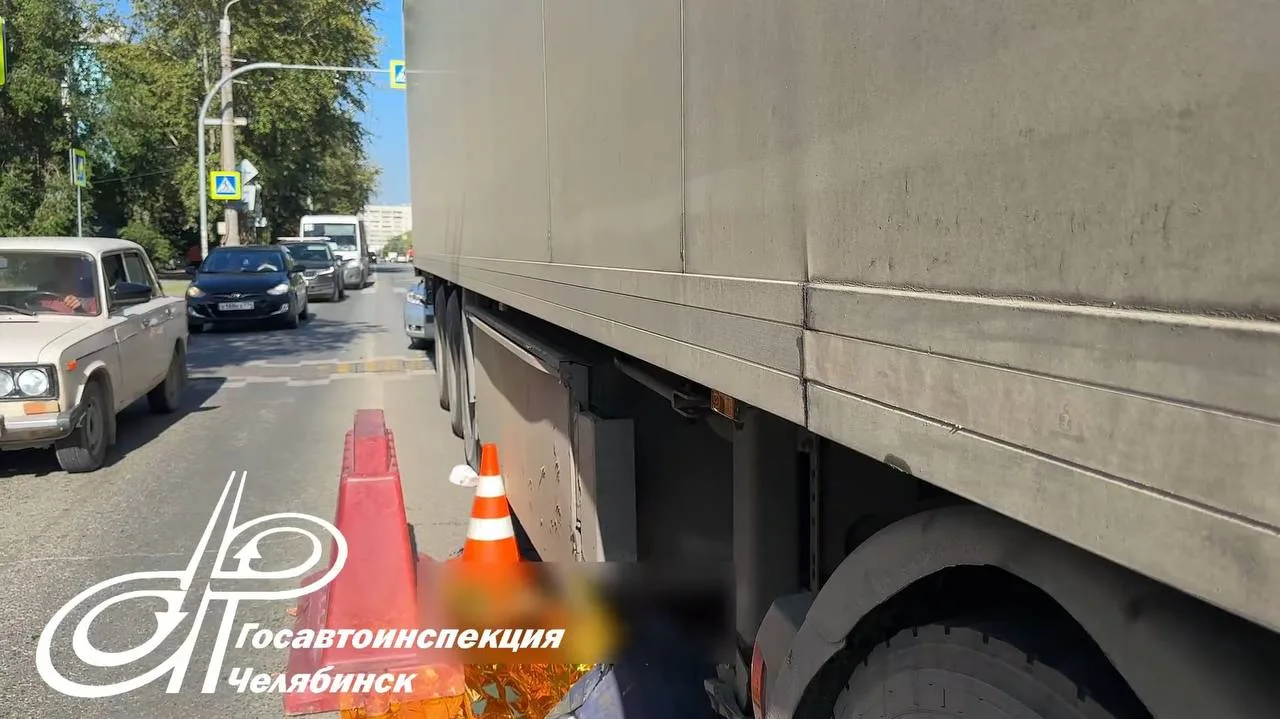 На Новороссийской под колесами грузовика погибла женщина.