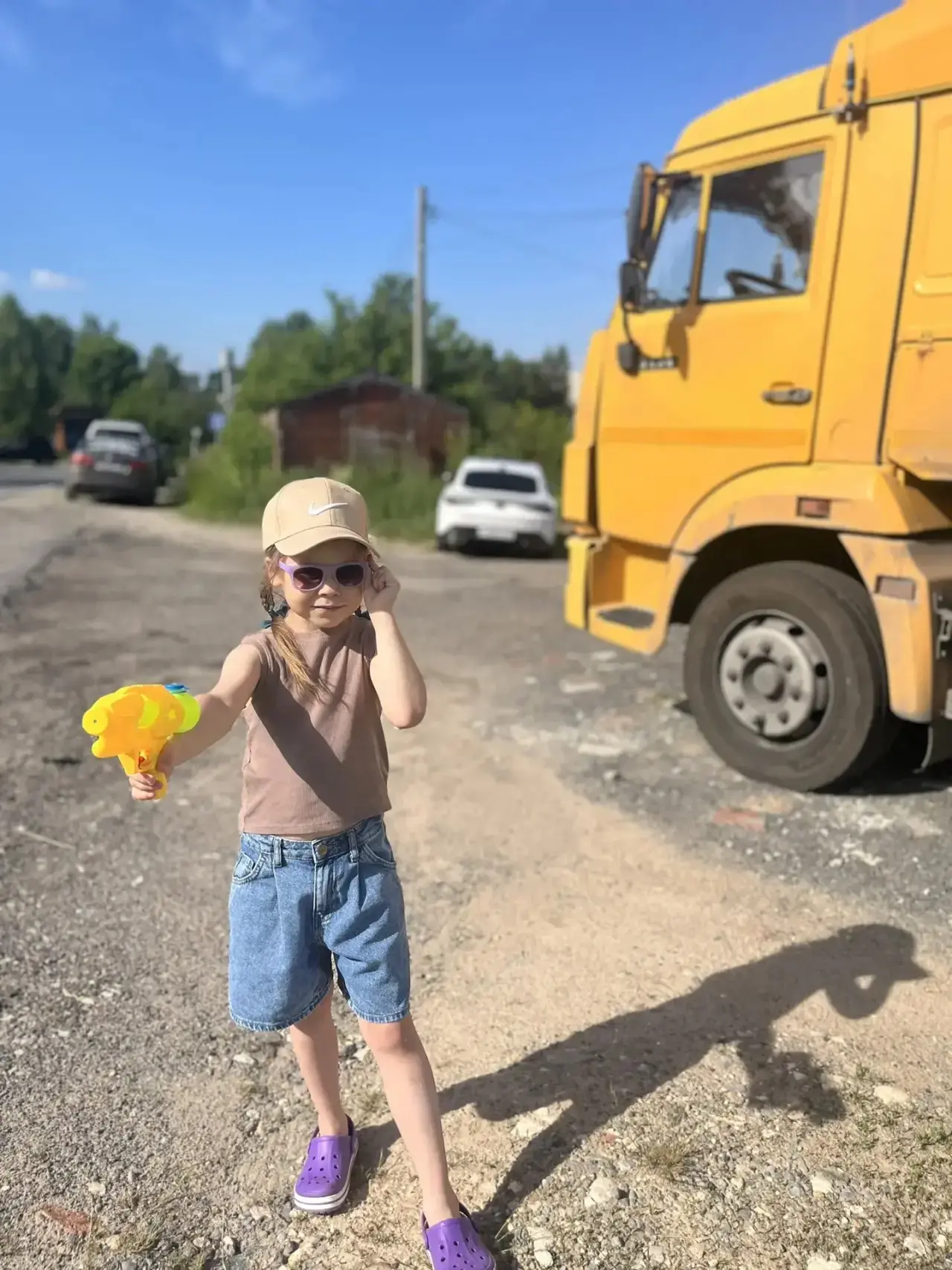 Будущая первоклассница Ева Шумилова отдыхает у бабушки в деревне. 

Каждое утро они с бабушкой ходят