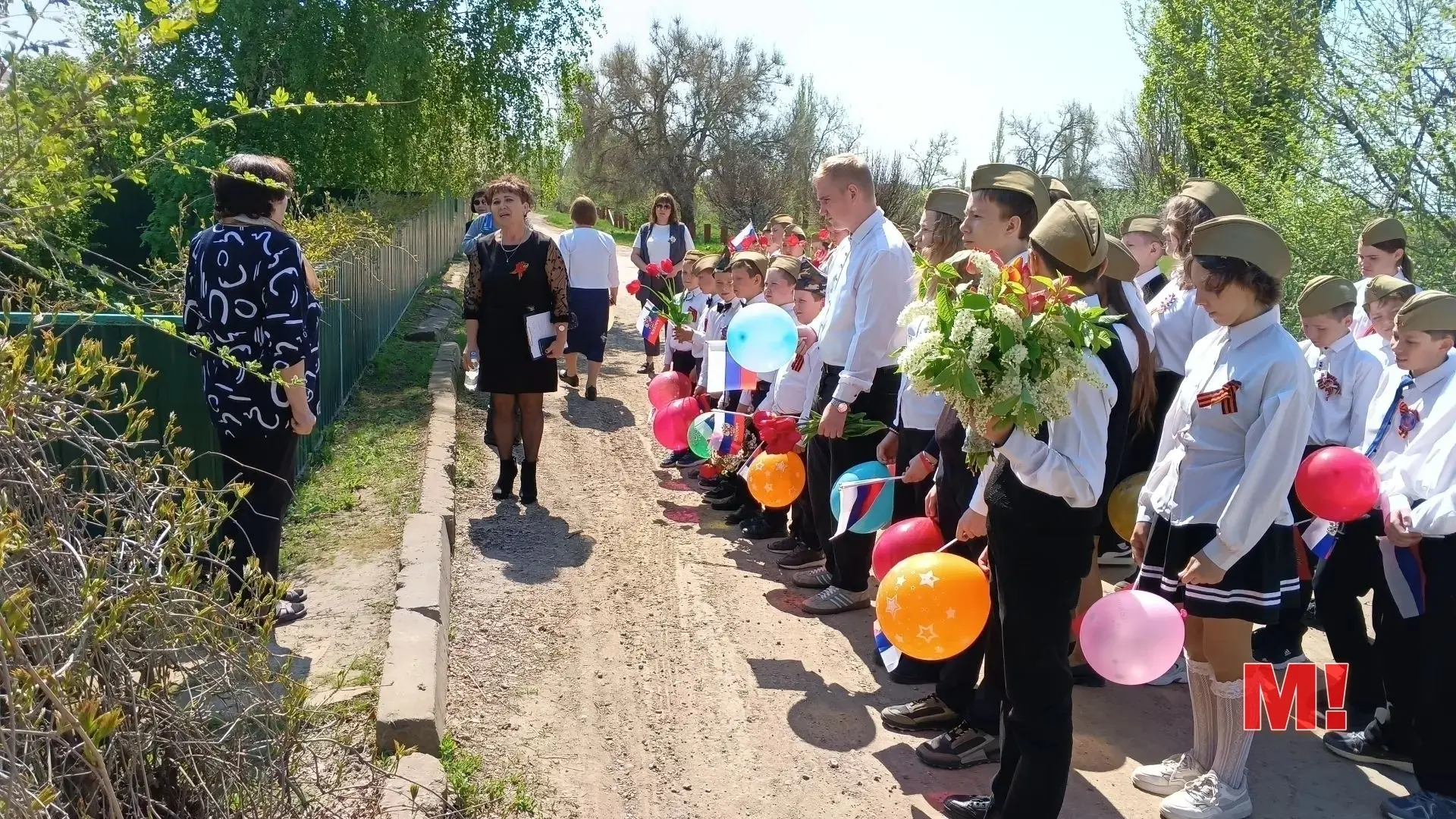 Волонтеры  школы п.Колос Марксовского района активисты "Движения первых" поздравили пожилых односель