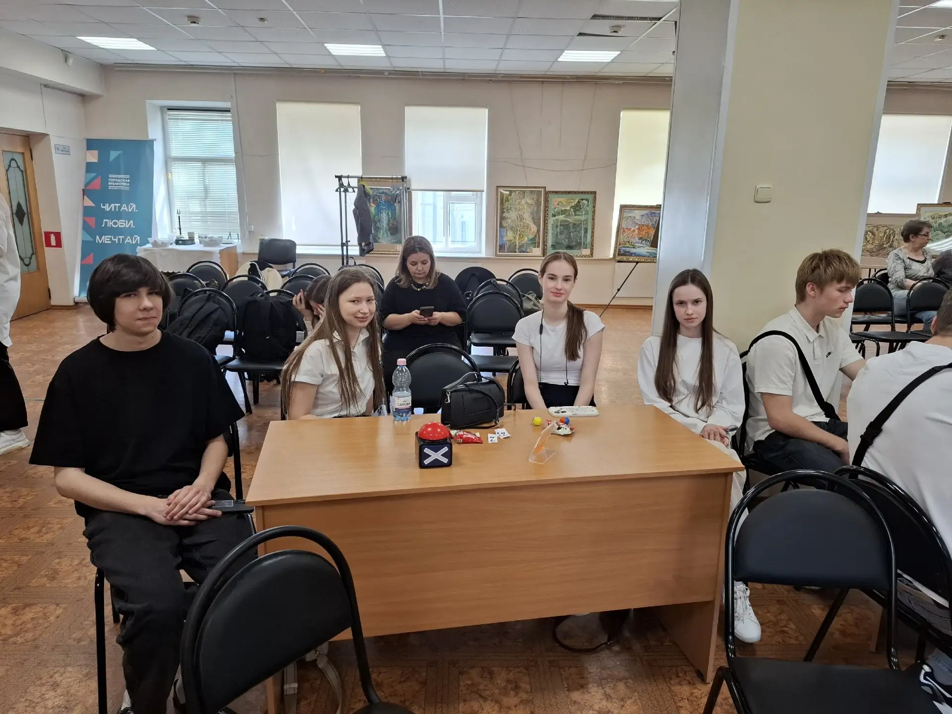 В мае ученики 10 классов школы посетили Центральную городскую библиотеку имени В. И. Ленина, где при