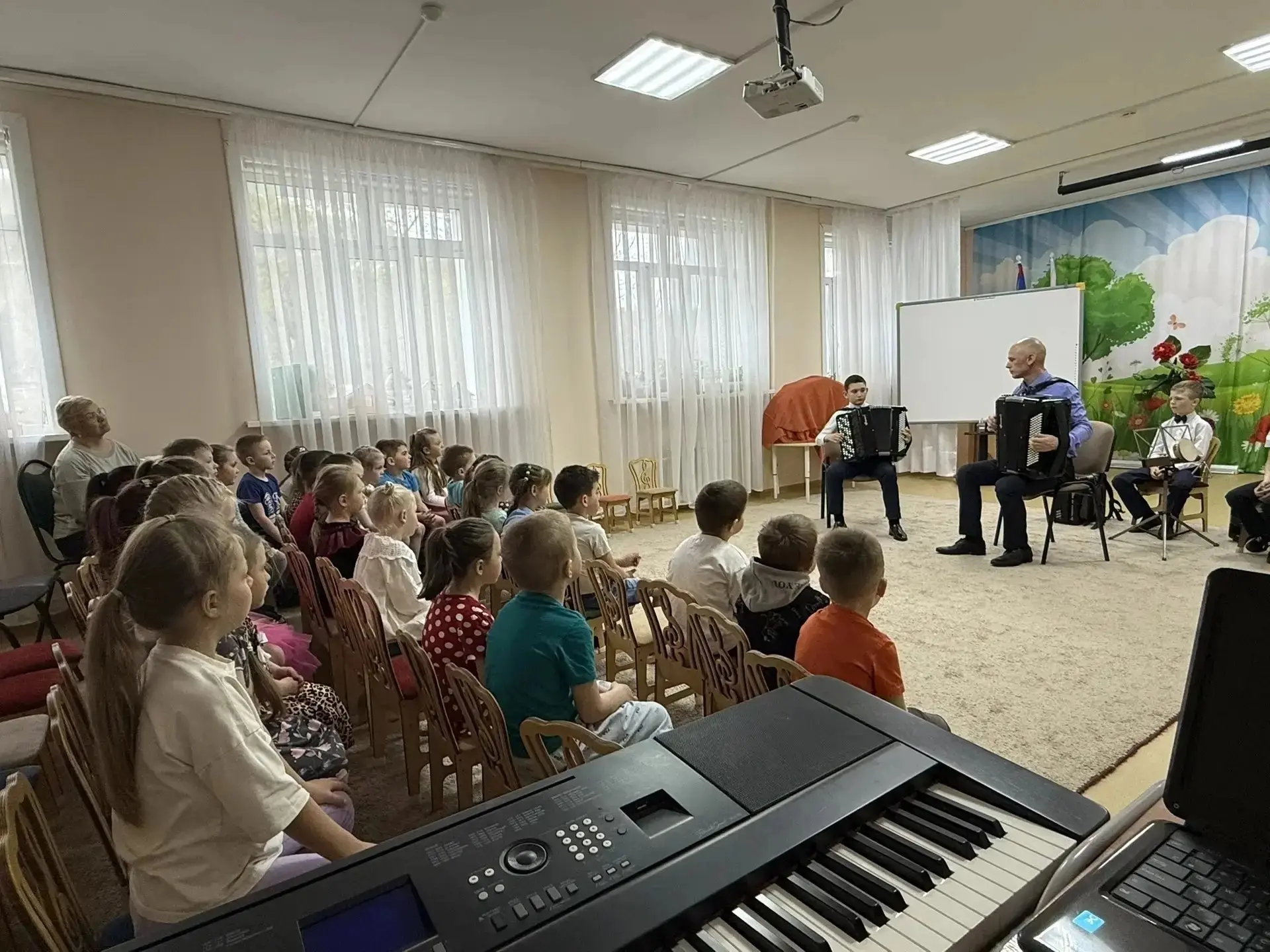 Поделились творчеством и зарядились детской энергией! Преподаватель Николай Николаевич Еремич и юные