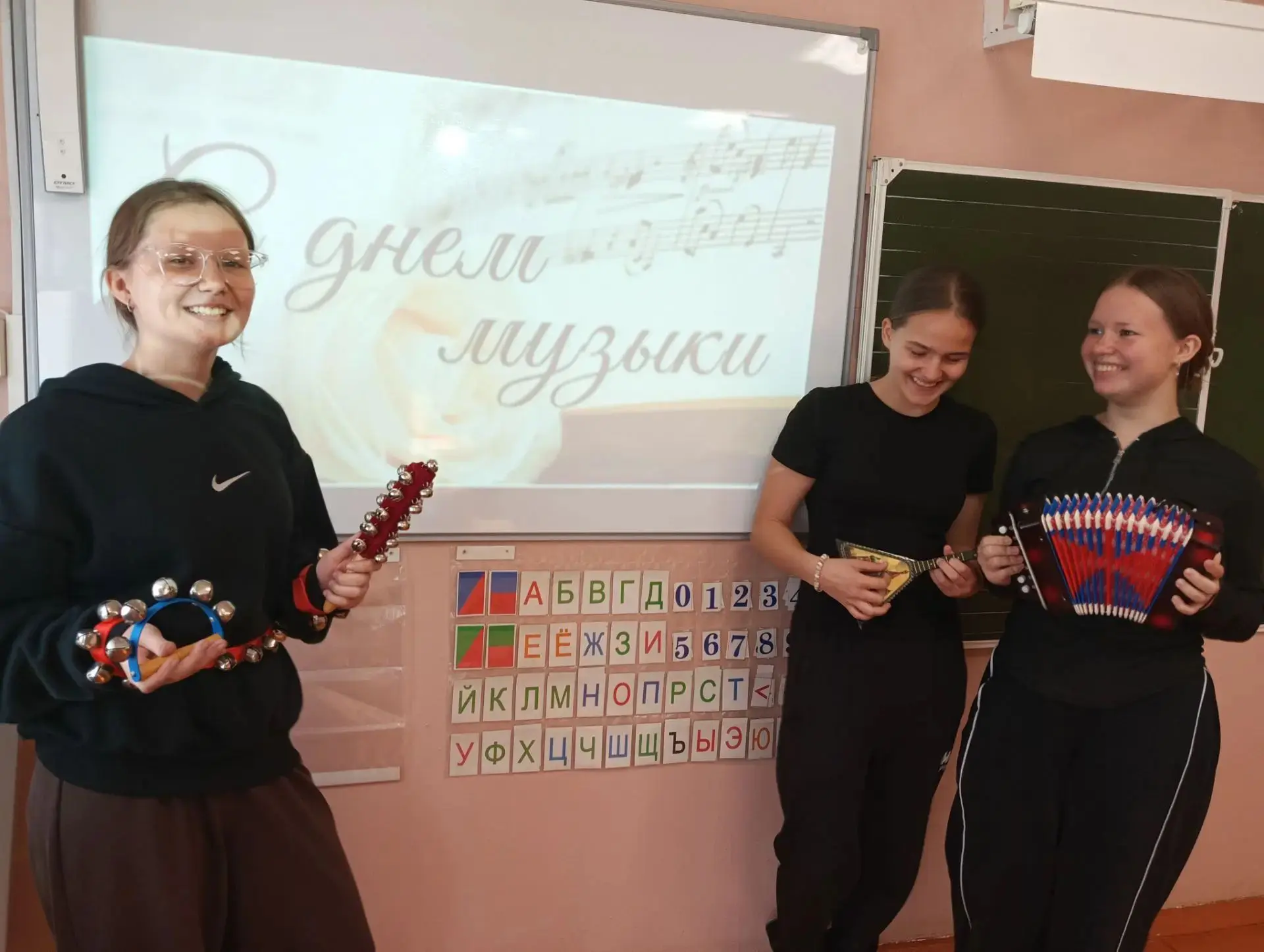 К Международному Дню музыки в Синегубовской школе прошли необычные уроки: школьники при...