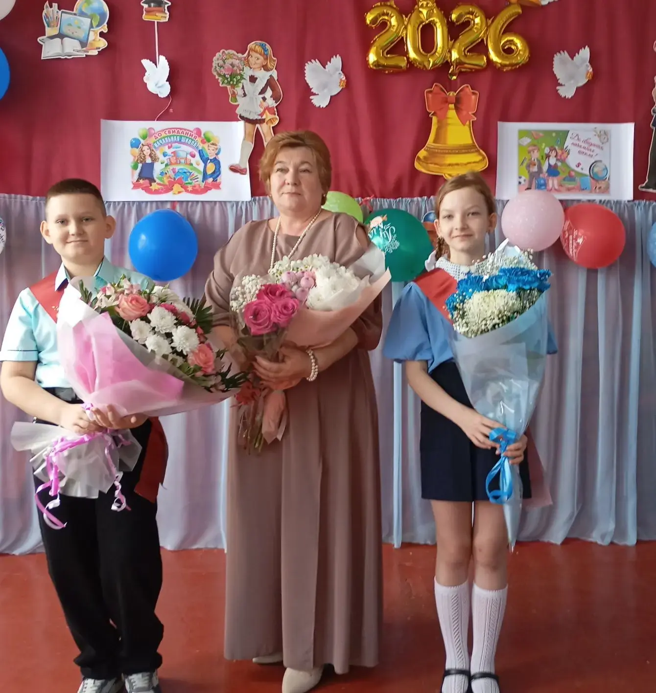 💐 Прощание с начальной школой: путь длиной в четыре года! 🔔

📚 Вот и промелькнул последний учебны