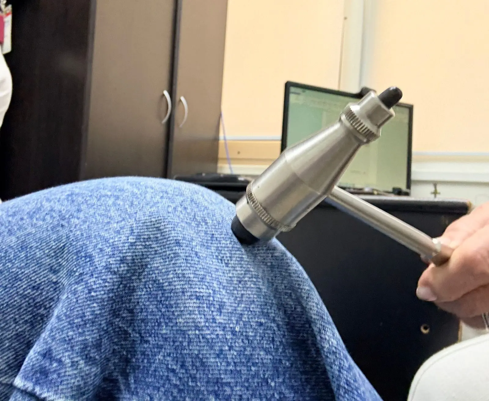 На приеме молодой человек закончивший девятый класс специальной школы для детей с задер...