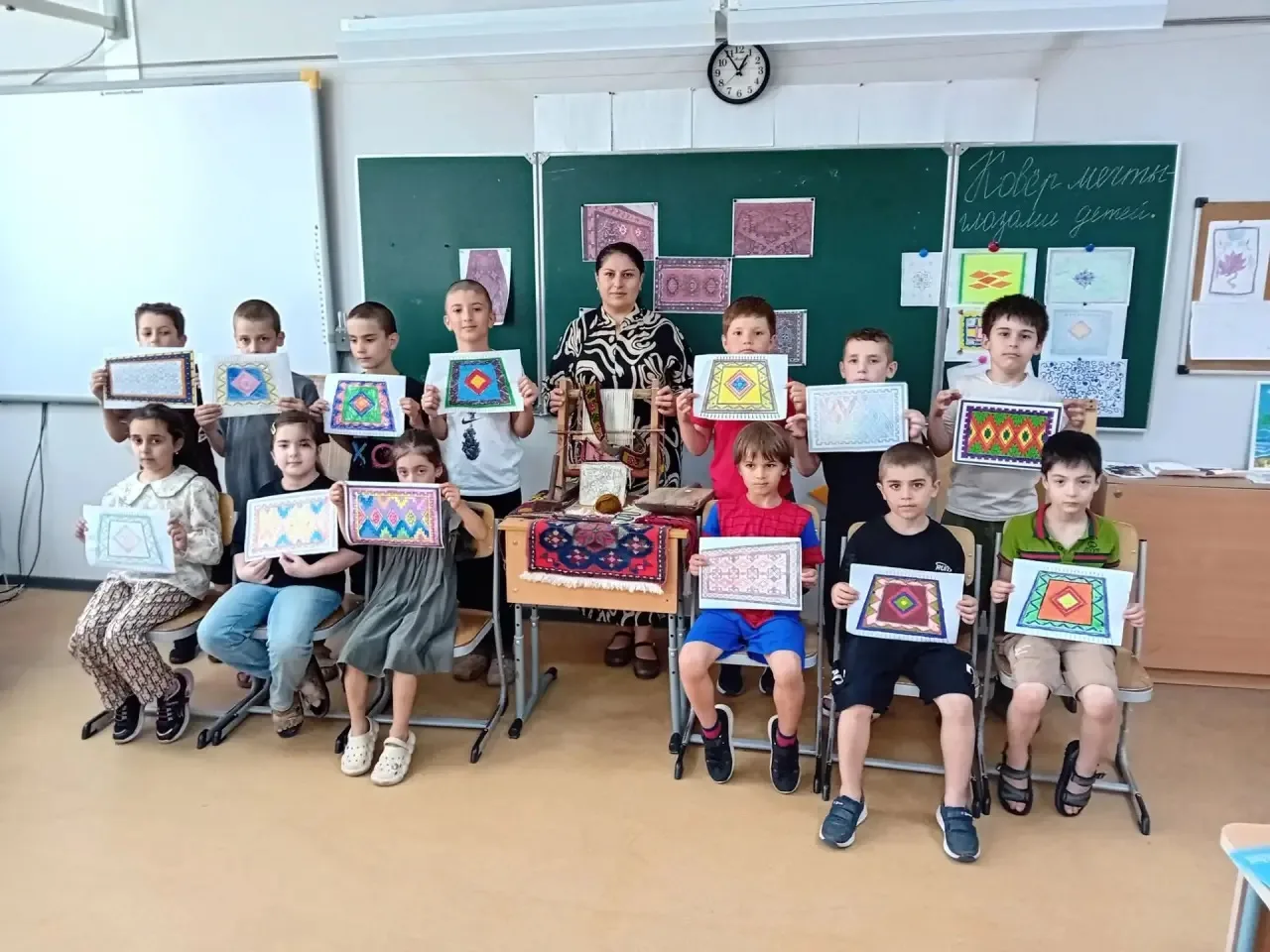 День народных художественных промыслов 🧵

4️⃣ В ЧЕТВЕРТОМ отряде прошло увлекательное занятие, посв