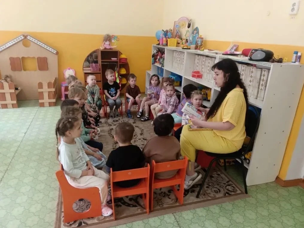 Чтение сказок в младшей группе направлено на развитие образного мышления, любви к чтению, речи, эмоц