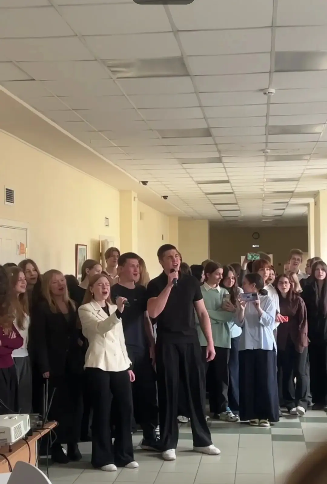 Свой 38 день рождения школа на Егорова отметила традиционным ежегодным караоке. На переменах ребята 