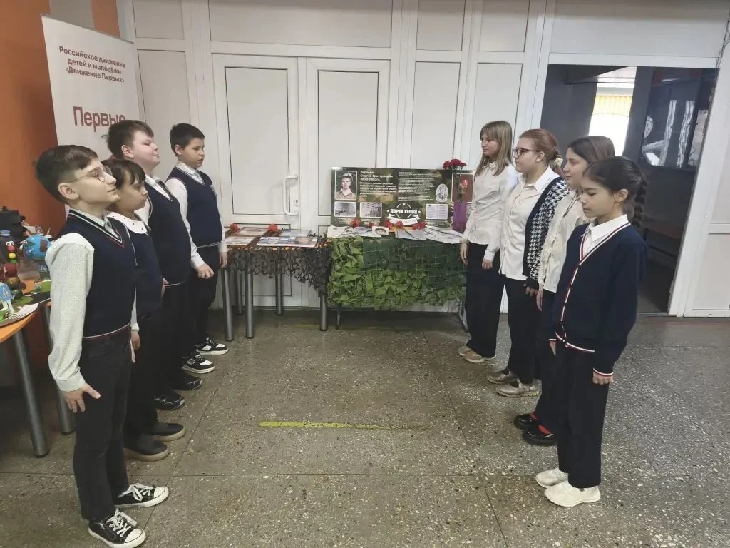 В преддверии 15 февраля в школе прошли Минуты памяти выпускнику школы Сергею Тарасову,погибшему при 