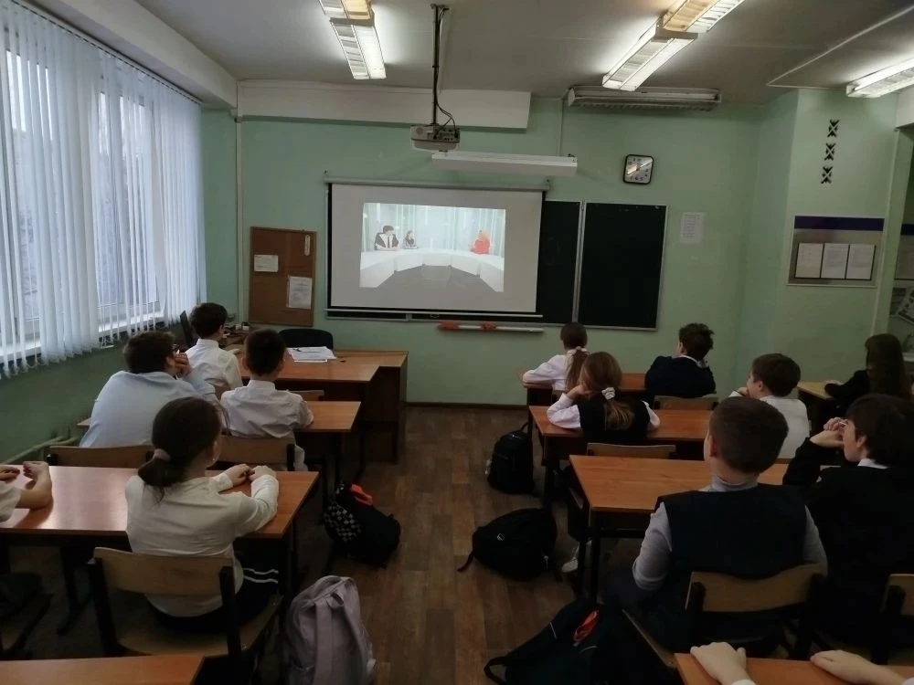 📌Утро понедельника 9 февраля 2026 года в школе традиционно началось с торжественной линейки, церемон