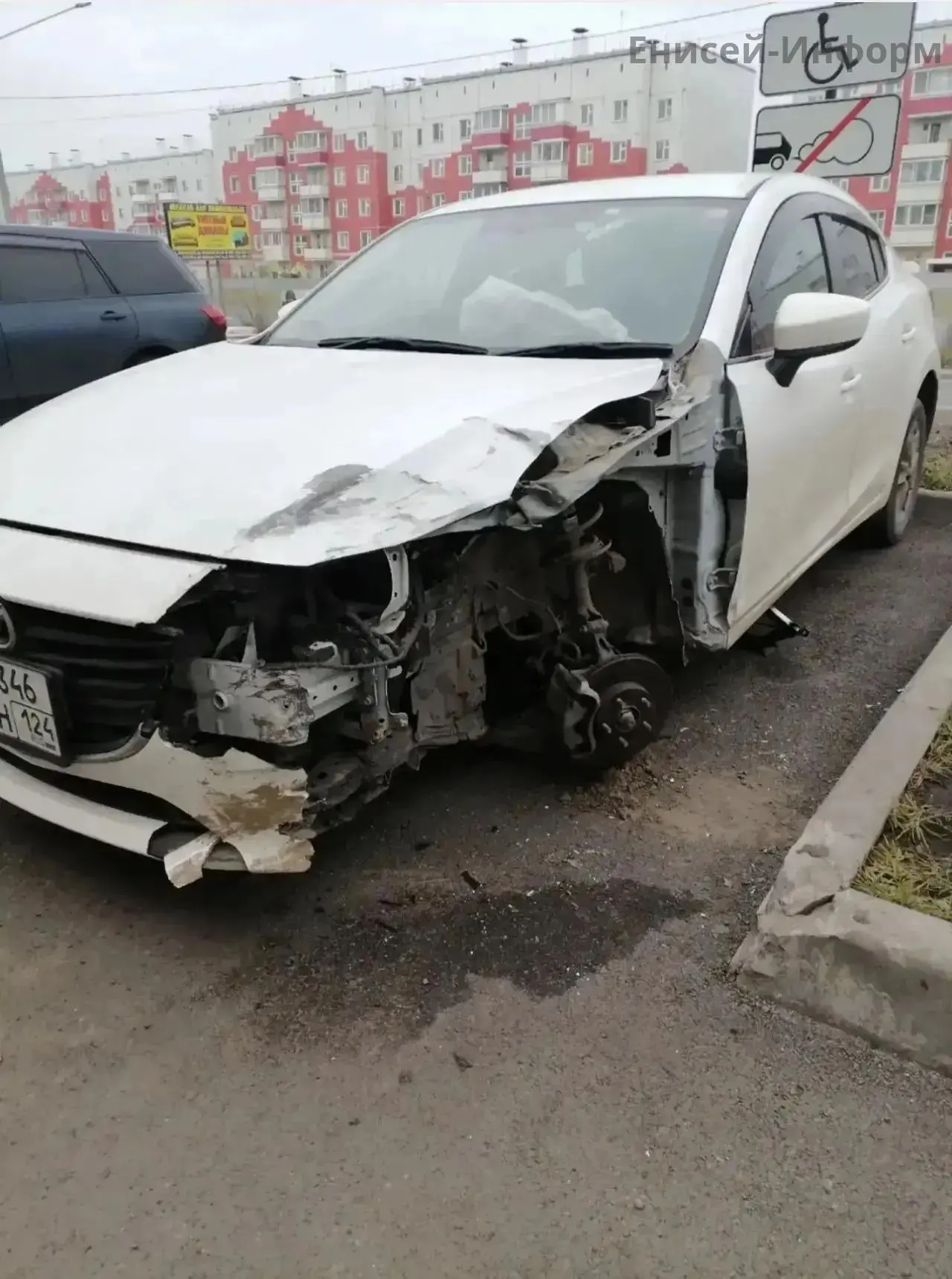 В Лесосибирске нетрезвый мужчина без спроса сел за руль чужой иномарки, выехал на встре...