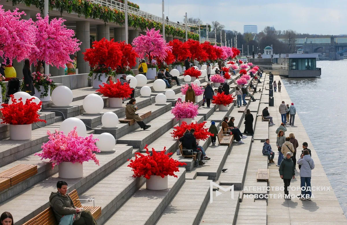 Только посмотрите, как украсили Пушкинскую набережную в центре столицы 😍
